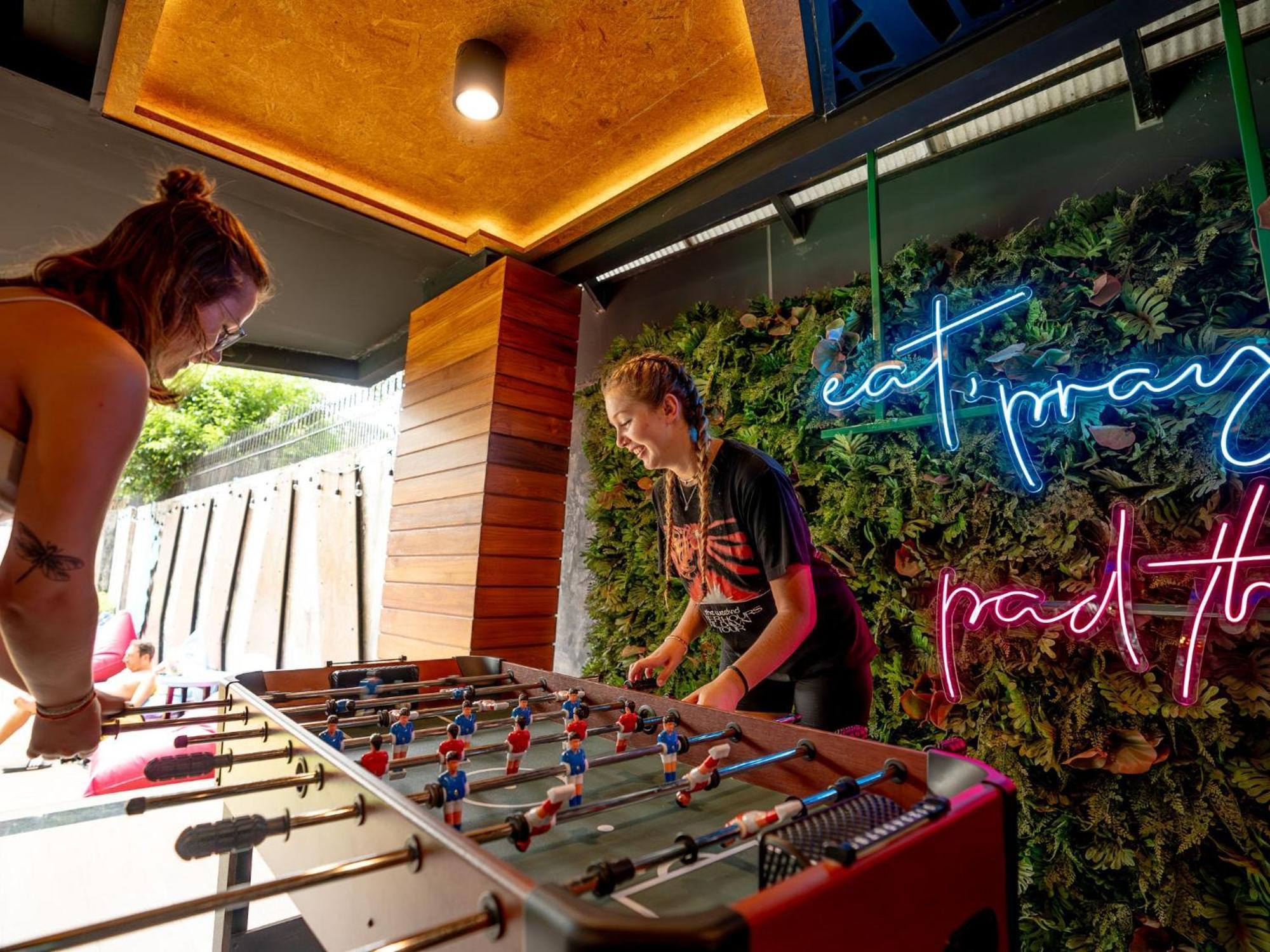 Mad Monkey Phuket Hostel Patong Εξωτερικό φωτογραφία